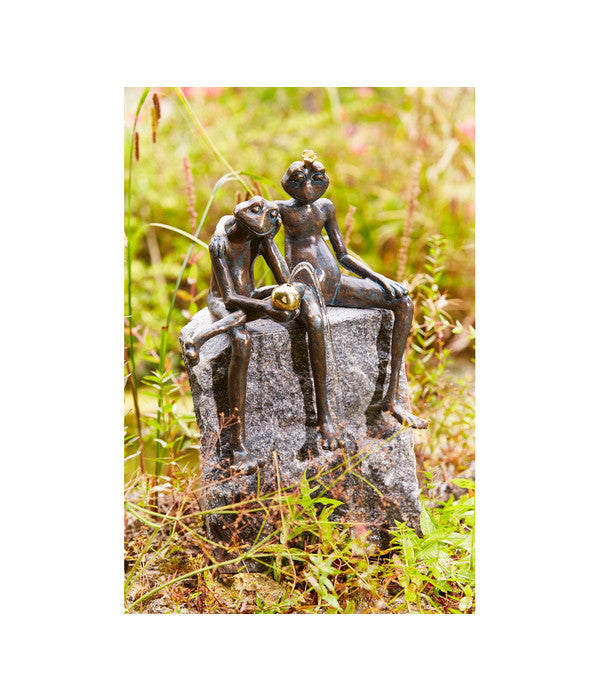  Rottenecker Bronze-Froschkönigpaar, Wasserspeiend